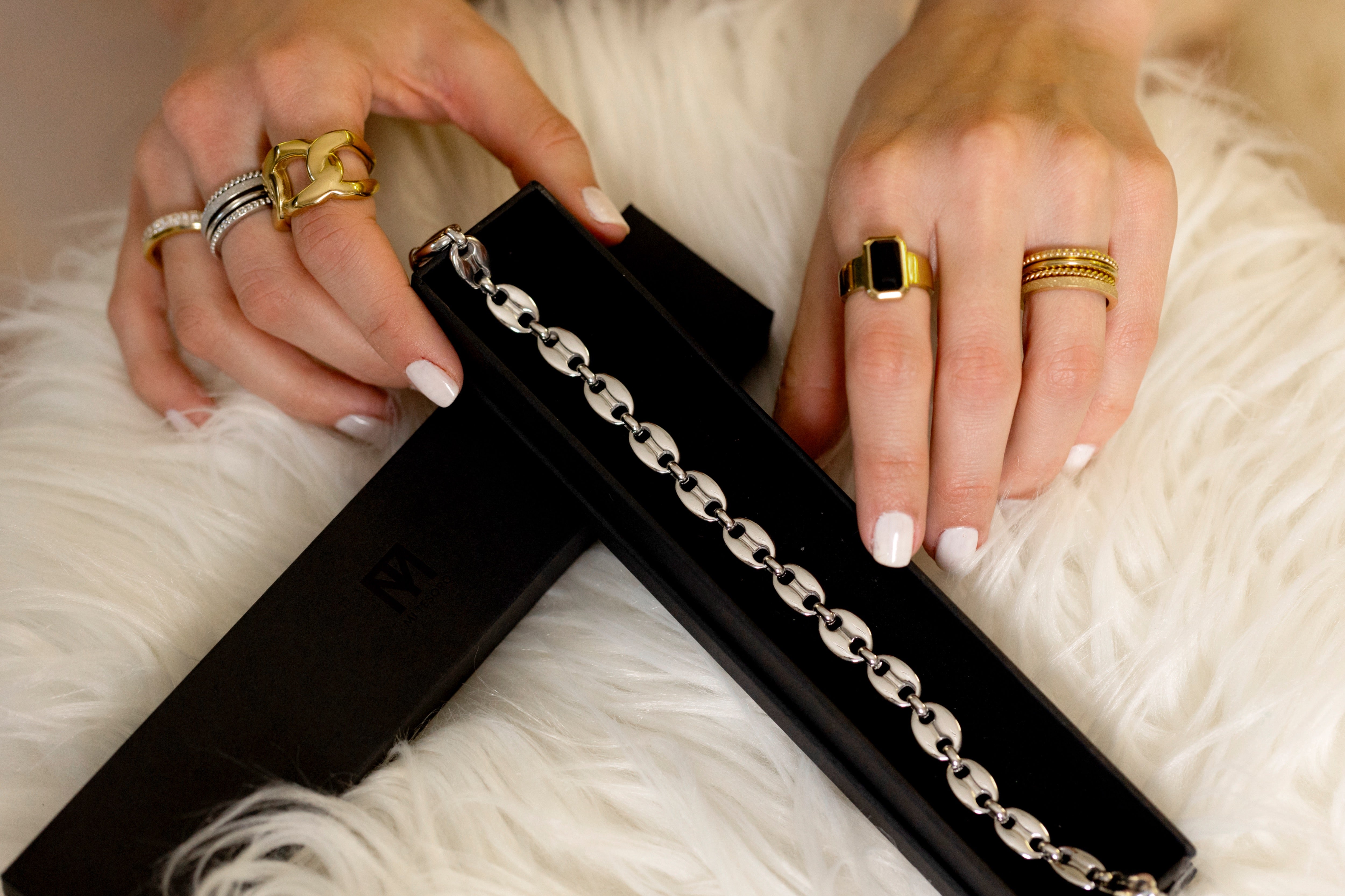 The Best Minimalist Jewelry Pieces for Everyday Wear | Everyday Minimalist Jewelry